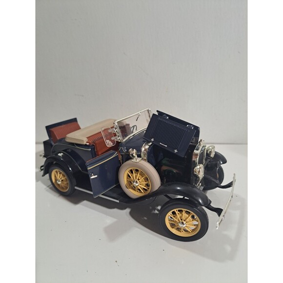 Motor City Classic 1:18 Die Cast 1931 Ford Model A Convertible Classic Car - Picture 5 of 12